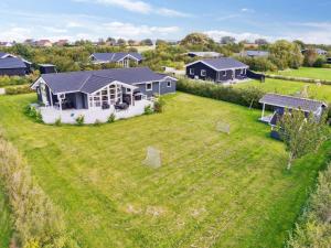 een luchtzicht op een huis met een grote tuin bij Holiday Home Skaghi - 500m from the sea in Sealand by Interhome in Føllenslev