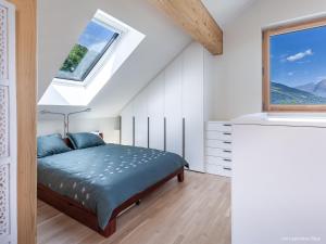 um quarto com uma cama e uma janela em Apartment Casa Lepontica-2 by Interhome em Leontica