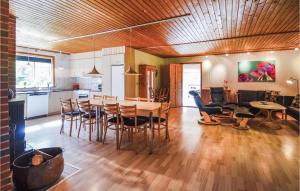 Il comprend une cuisine et un salon avec une table et des chaises. dans l'établissement 8 Bedroom Nice Home In ster Assels, à Sillerslev