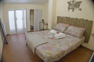 sypialnia z łóżkiem z ręcznikami w obiekcie Casa Vacanze Donna Lucia w mieście Castel di Sangro