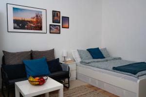 ブダペストにあるLavender Apartmentのベッドルーム1室(ベッド1台、ソファ、テーブル付)