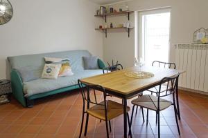 salon z kanapą i stołem w obiekcie Casa Vacanze Donna Lucia w mieście Castel di Sangro