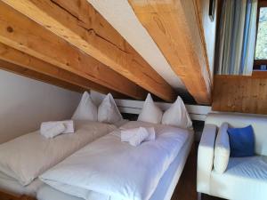 מיטה או מיטות בחדר ב-Apartment Casa Fadail Seura 21 by Interhome