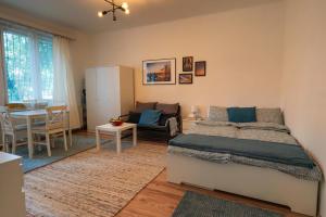 ブダペストにあるLavender Apartmentのベッドルーム1室(ベッド1台付)、ダイニングルームが備わります。