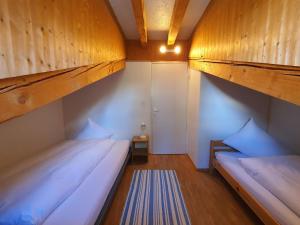 レンツァーハイデにあるApartment Casa Fadail Seura 21 by Interhomeの小さな部屋の二段ベッド2台