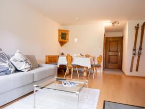 Posezení v ubytování Apartment Chesa Palüdin 10 - Pontresina by Interhome
