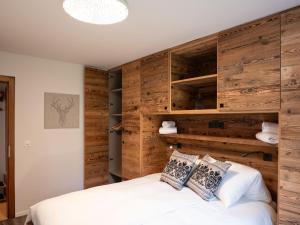 Postel nebo postele na pokoji v ubytování Apartment Chesa Palüdin 10 - Pontresina by Interhome