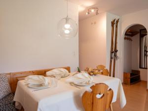 Postel nebo postele na pokoji v ubytování Apartment Chesa Palüdin 10 - Pontresina by Interhome