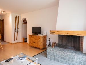 TV a/nebo společenská místnost v ubytování Apartment Chesa Palüdin 10 - Pontresina by Interhome