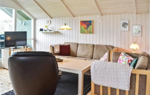 ein Wohnzimmer mit einem Sofa und einem Tisch in der Unterkunft Nice Home In Vinderup With Kitchen in Vinderup