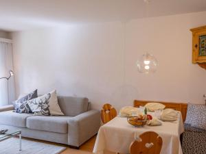 Posezení v ubytování Apartment Chesa Palüdin 10 - Pontresina by Interhome
