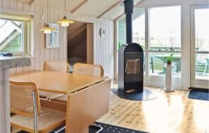 ein Wohnzimmer mit einem Holzofen in der Mitte in der Unterkunft Nice Home In Vinderup With Kitchen in Vinderup