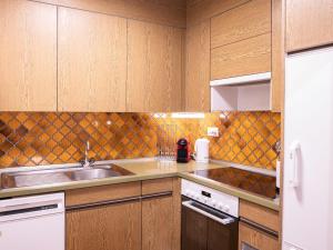 Kuchyň nebo kuchyňský kout v ubytování Apartment Chesa Palüdin 10 - Pontresina by Interhome