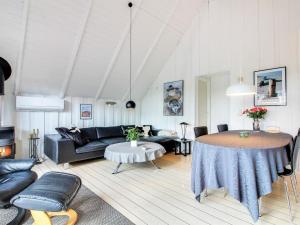 ein Wohnzimmer mit einem Sofa und einem Tisch in der Unterkunft Holiday Home Awenasa - 4-1km from the sea in Western Jutland by Interhome in Nørre Nebel