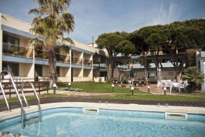 un hôtel avec une piscine en face d'un bâtiment dans l'établissement Hotel Amaraigua – All Inclusive – Adults Only, à Malgrat de Mar