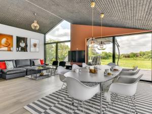 Posezení v ubytování Holiday Home Emilie - 250m to the inlet by Interhome