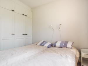 Ένα ή περισσότερα κρεβάτια σε δωμάτιο στο Holiday Home Lomariekko 6 b 7 by Interhome