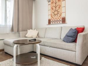 sala de estar con sofá y mesa en Holiday Home Lomariekko 6 b 7 by Interhome, en Saariselkä