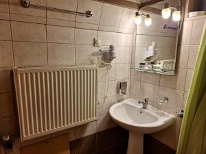 Koupelna v ubytování Skourgias Rooms