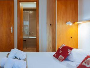 1 Schlafzimmer mit einem Bett und einem Bad in der Unterkunft Apartment Jasmins by Interhome in Veysonnaz