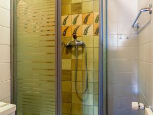 eine Dusche mit Glastür im Bad in der Unterkunft Apartment Jasmins by Interhome in Veysonnaz