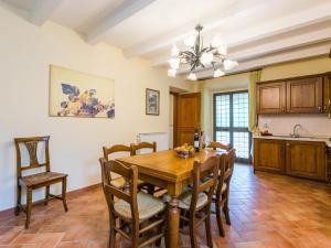 cocina y comedor con mesa de madera y sillas en Holiday Home Le Muricce by Interhome, en Badia Agnano