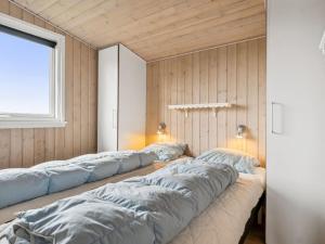ein Zimmer mit vier Sitzsäcken an der Wand in der Unterkunft Holiday Home Isabel - 500m from the sea in NW Jutland by Interhome in Torsted