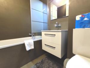 y baño con lavabo y espejo. en Apartment Verbena by Interhome, en Davos