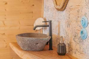 baño con lavabo de piedra en una encimera de madera en Meadowland - Samota Stříbrník, 