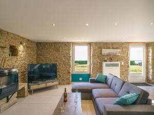 Μια τηλεόραση ή/και κέντρο ψυχαγωγίας στο Holiday Home Echappée océane by Interhome