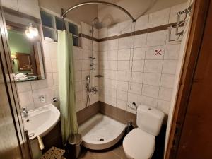 Koupelna v ubytování Skourgias Rooms