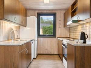Kuchyň nebo kuchyňský kout v ubytování Holiday Home Aike - 100m to the inlet in The Liim Fiord by Interhome