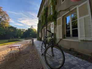 una bicicleta estacionada al lado de un edificio en Logis HOTEL DU PARC, en Pont-à-Mousson