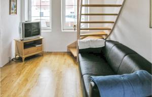 - un salon avec un canapé et une télévision dans l'établissement 4 Bedroom Nice Home In Vesls, à Arup