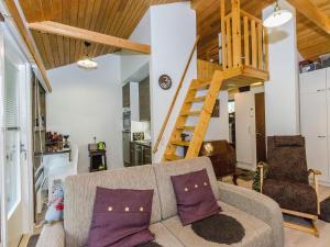 sala de estar con sofá y escalera en Holiday Home Säästöloma 5 f 22 by Interhome en Nurmes