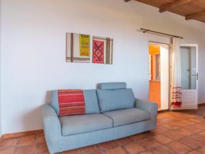 niebieską kanapę siedzącą w salonie w obiekcie Villa Scalitti by Interhome w mieście Trinità dʼAgultu