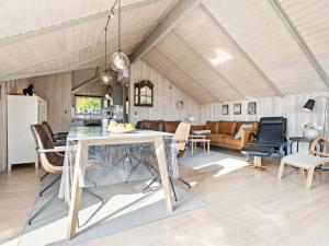 Posezení v ubytování Holiday Home Algut - 75m from the sea by Interhome