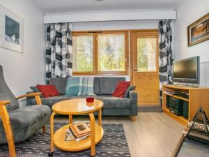 Μια τηλεόραση ή/και κέντρο ψυχαγωγίας στο Holiday Home Lomariekko 6 a 4 pikkuriekko by Interhome