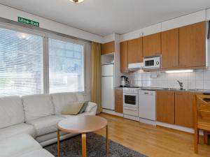 sala de estar con sofá blanco y cocina en Holiday Home Luulampi e 3 by Interhome, en Saariselkä
