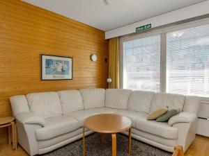 sala de estar con sofá blanco y mesa en Holiday Home Luulampi e 3 by Interhome, en Saariselkä