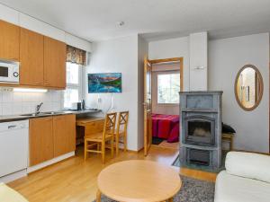 cocina y sala de estar con fogones en Holiday Home Luulampi e 3 by Interhome, en Saariselkä