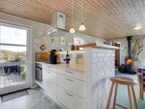 Kuchyň nebo kuchyňský kout v ubytování Holiday Home Nashota - 700m from the sea in Western Jutland by Interhome