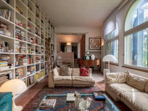 una sala de estar con 2 sofás y estanterías en Holiday Home Il Roccolo by Interhome, en Ottiglio