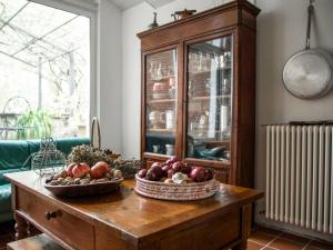 una mesa con dos cestas de fruta encima en Holiday Home Il Roccolo by Interhome, en Ottiglio