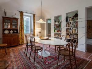 comedor con mesa y sillas en Holiday Home Il Roccolo by Interhome, en Ottiglio