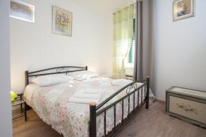 Schlafzimmer mit einem Bett und einem Fenster in der Unterkunft Rooms Split Pezelj in Split