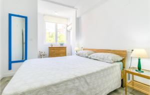 Un dormitorio blanco con una cama grande y una ventana en Beautiful Apartment In Granada With Kitchen, en Granada