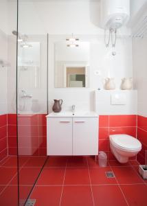 ein rotes Badezimmer mit einem weißen Waschbecken und einem WC in der Unterkunft Rooms Split Pezelj in Split