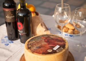 einen Tisch mit einer Flasche Wein und einem Glas Wein in der Unterkunft Rooms Split Pezelj in Split