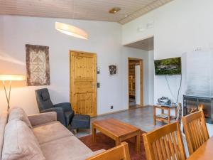 Et tv og/eller underholdning på Holiday Home Lumikelo b5 by Interhome